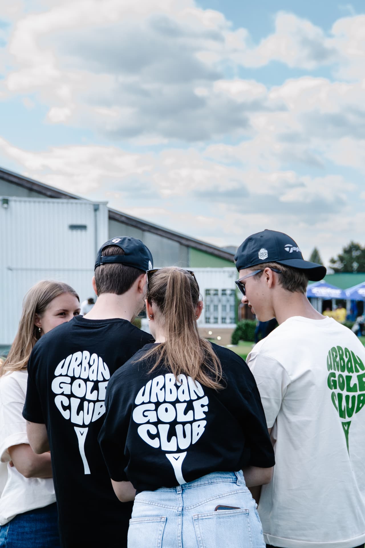 Urban Golf League Impression: Spielerin beim Putt
