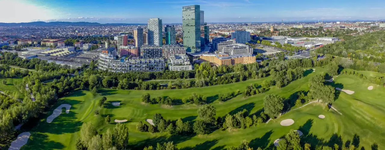 City & Country Club Wienerberg: Golfplatz vor der Wiener Skyline